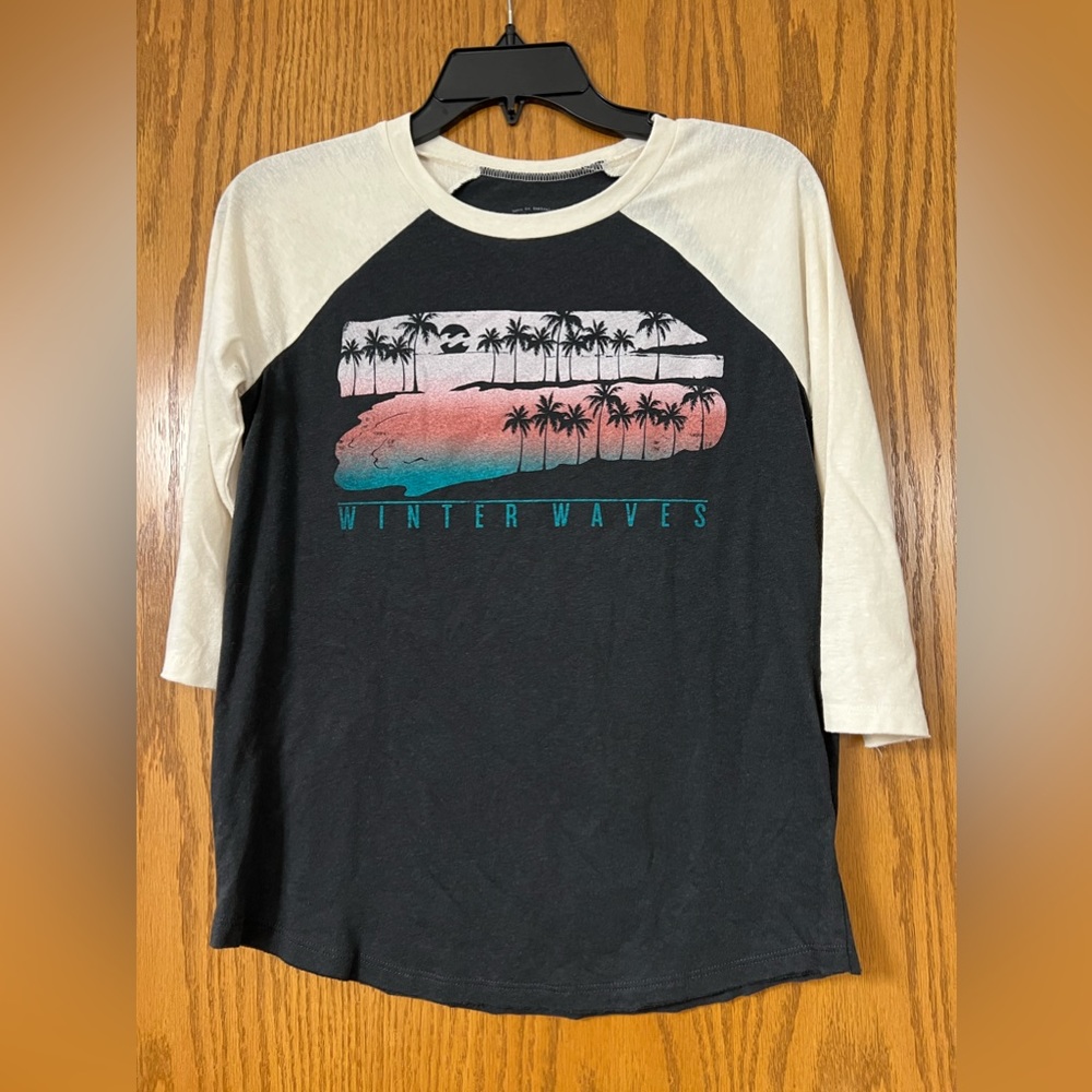 EUC Women’s Billabong 3/4 Sleeve “Winter Waves” Graphic T-Shirt XS